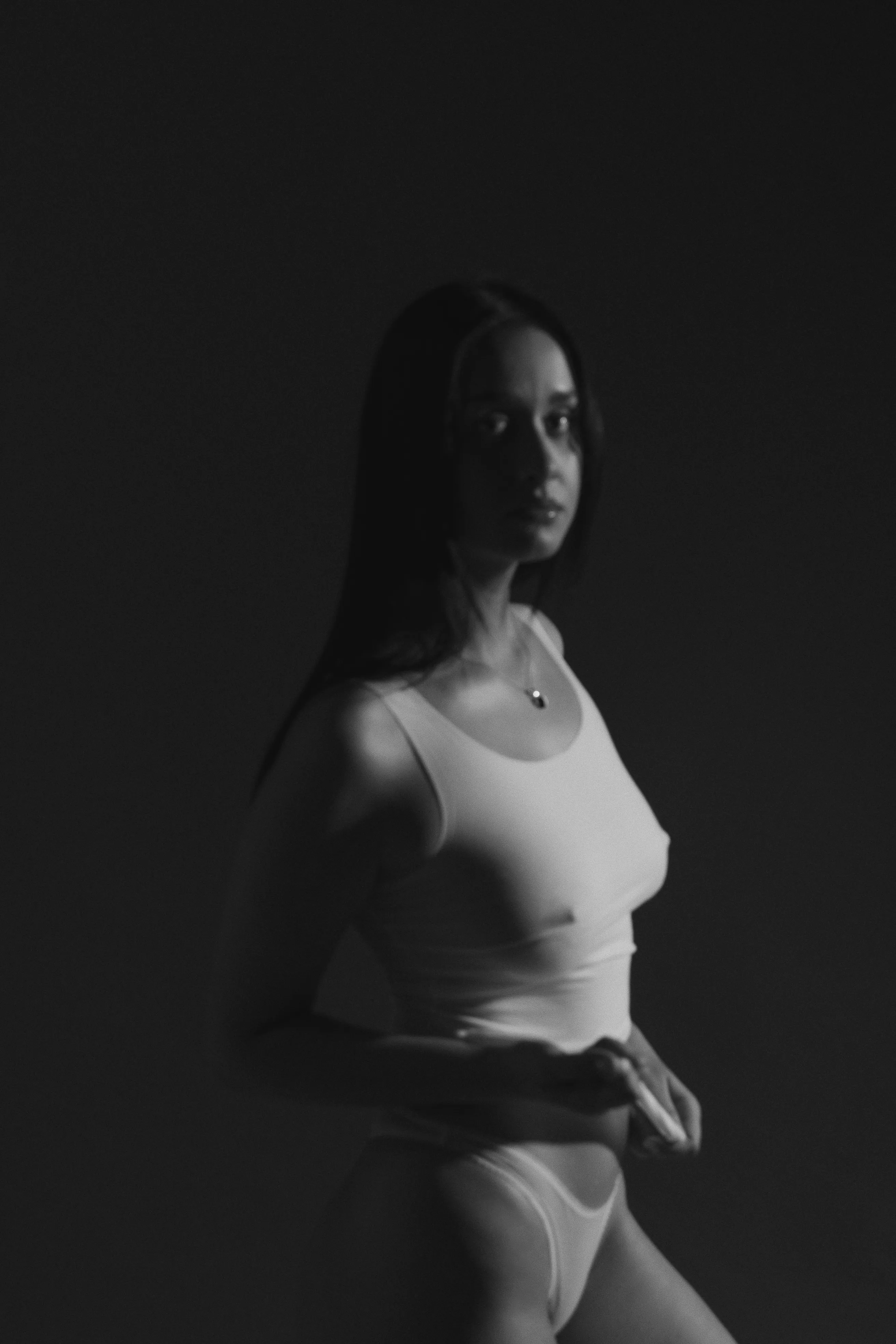 Portret discret din profil al unei femei, într-o lumină scăzută și blândă
